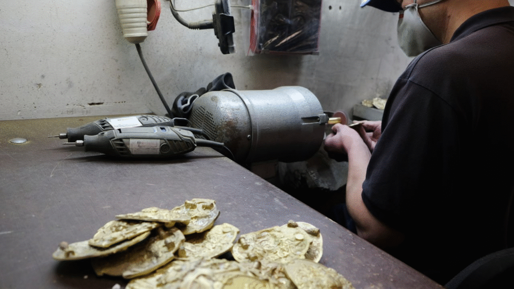 «Атрибутика впиралась тільки в тризуб, стяг і вишиванку»: як львів'яни почали першими в Україні виготовляти унікальні ремені - 8