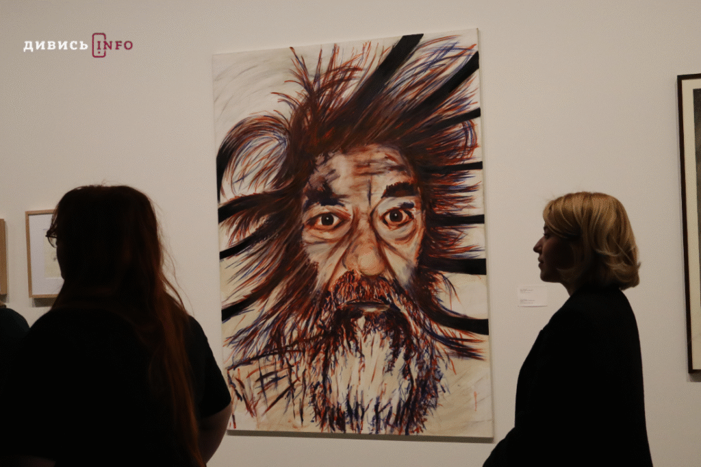 Якою є самотність під час війни: у львівському артцентрі триває виставка «Дивлячись у розриви» (фото) - 18