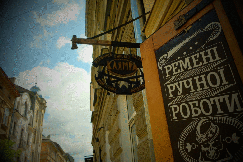 «Атрибутика впиралась тільки в тризуб, стяг і вишиванку»: як львів'яни почали першими в Україні виготовляти унікальні ремені - 25