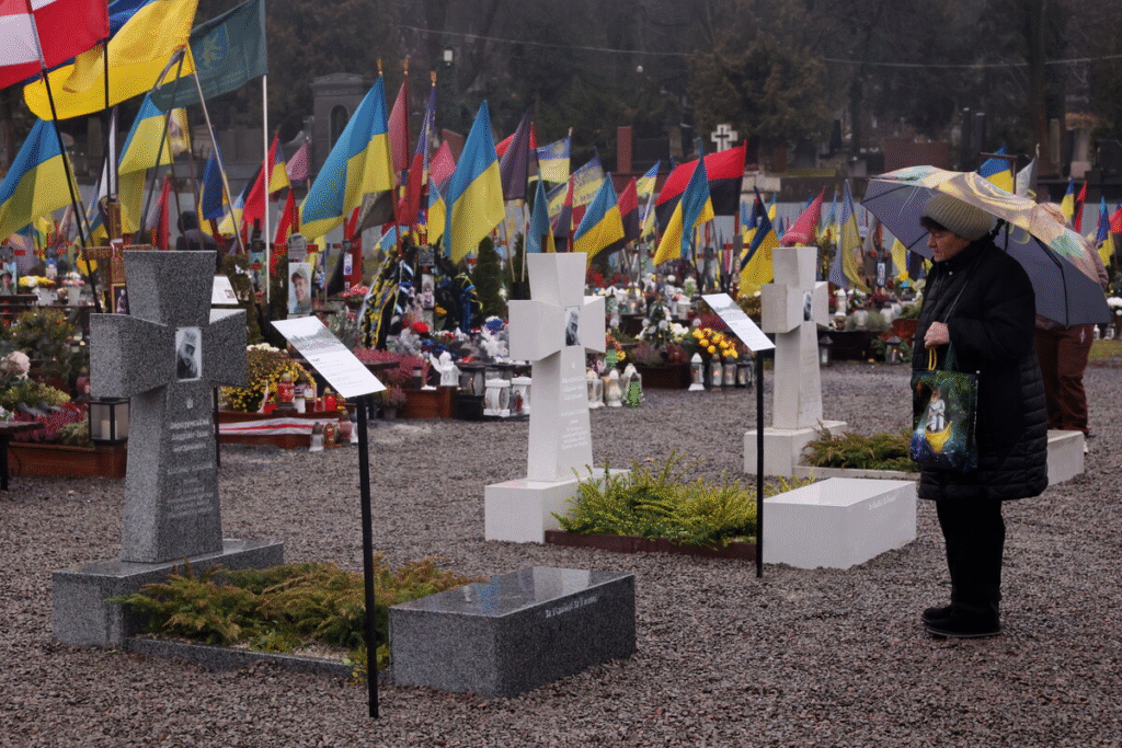 «Поставте нам гідні пам'ятники»: у Львові рідні загиблих воїнів проти запропонованих надгробків (фото) - 7
