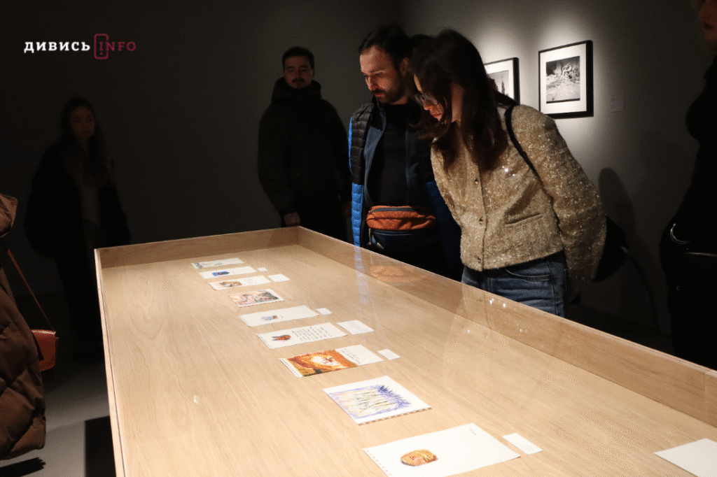 Якою є самотність під час війни: у львівському артцентрі триває виставка «Дивлячись у розриви» (фото) - 19