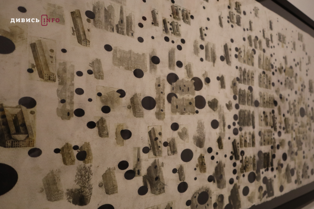 Якою є самотність під час війни: у львівському артцентрі триває виставка «Дивлячись у розриви» (фото) - 20