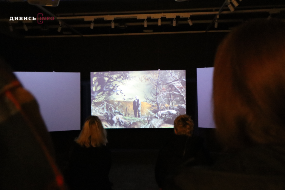 Якою є самотність під час війни: у львівському артцентрі триває виставка «Дивлячись у розриви» (фото) - 22