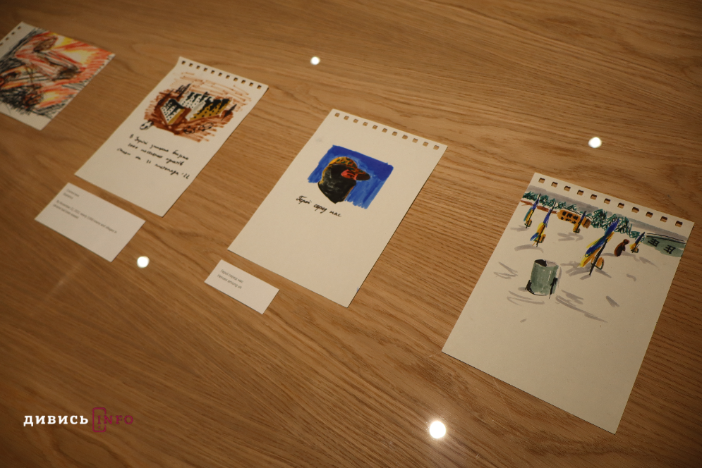 Якою є самотність під час війни: у львівському артцентрі триває виставка «Дивлячись у розриви» (фото) - 23