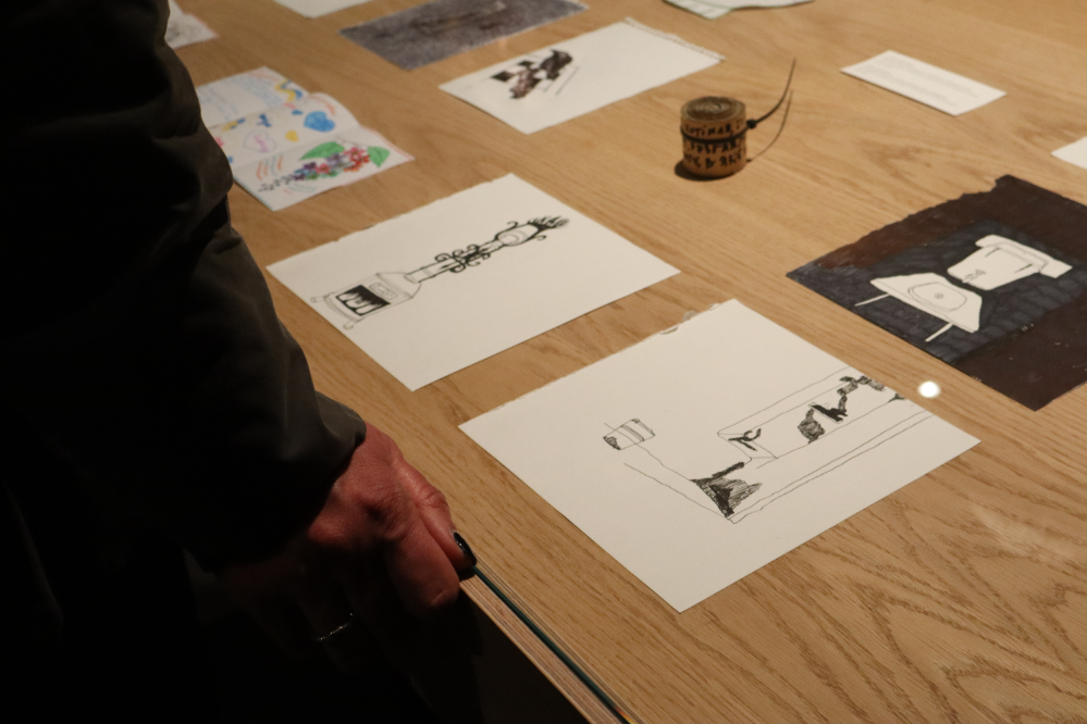 Якою є самотність під час війни: у львівському артцентрі триває виставка «Дивлячись у розриви» (фото) - 10