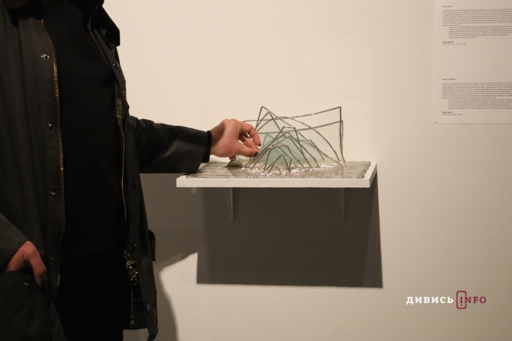 Якою є самотність під час війни: у львівському артцентрі триває виставка «Дивлячись у розриви» (фото) - 4