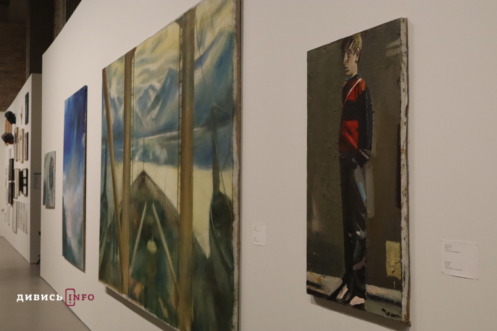 Якою є самотність під час війни: у львівському артцентрі триває виставка «Дивлячись у розриви» (фото) - 2