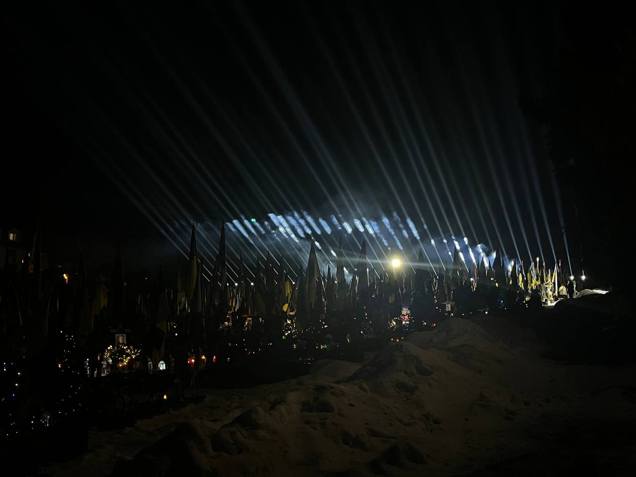 У Львові напередодні річниці повномасштабного вторгнення запустили промені пам'яті (фото)