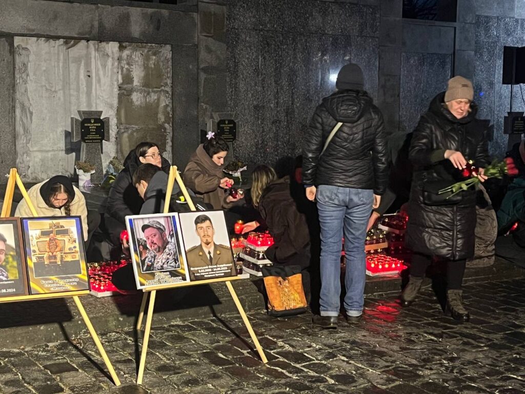 У Львові напередодні річниці повномасштабного вторгнення запустили промені пам'яті (фото) - 2