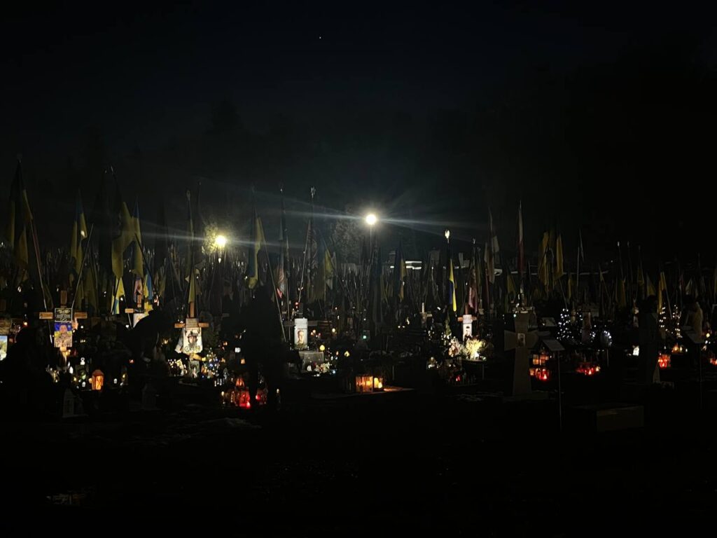 У Львові напередодні річниці повномасштабного вторгнення запустили промені пам'яті (фото) - 6