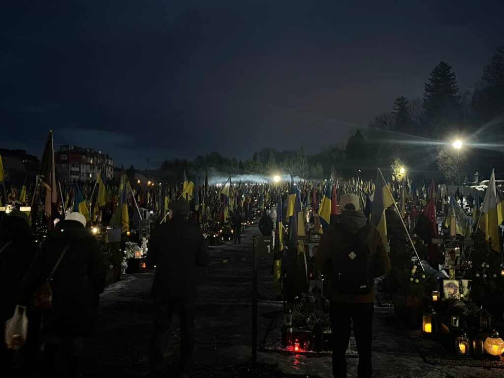У Львові напередодні річниці повномасштабного вторгнення запустили промені пам'яті (фото) - 5