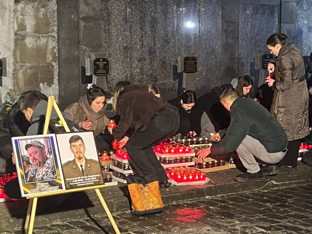 У Львові напередодні річниці повномасштабного вторгнення запустили промені пам'яті (фото) - 4