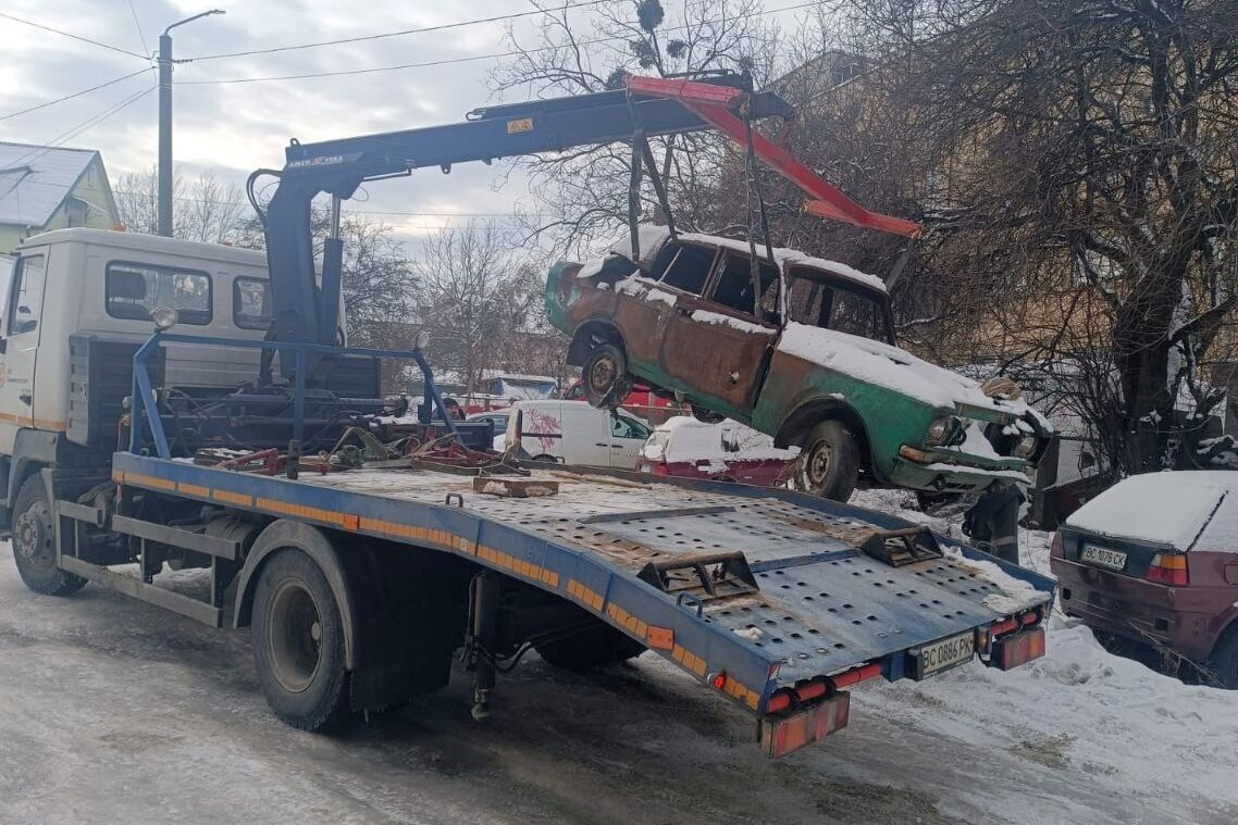 евакуатор забирає занедбане авто