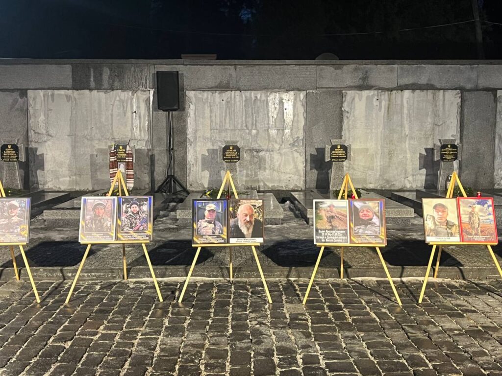 У Львові напередодні річниці повномасштабного вторгнення запустили промені пам'яті (фото) - 3