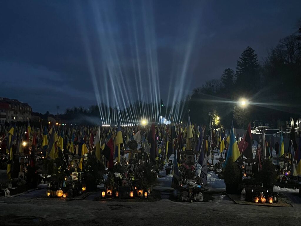 Прощання з поліцейською, запобіжний захід підозрюваній у теракті та промені пам'яті у Львові: головні новини дня - 5