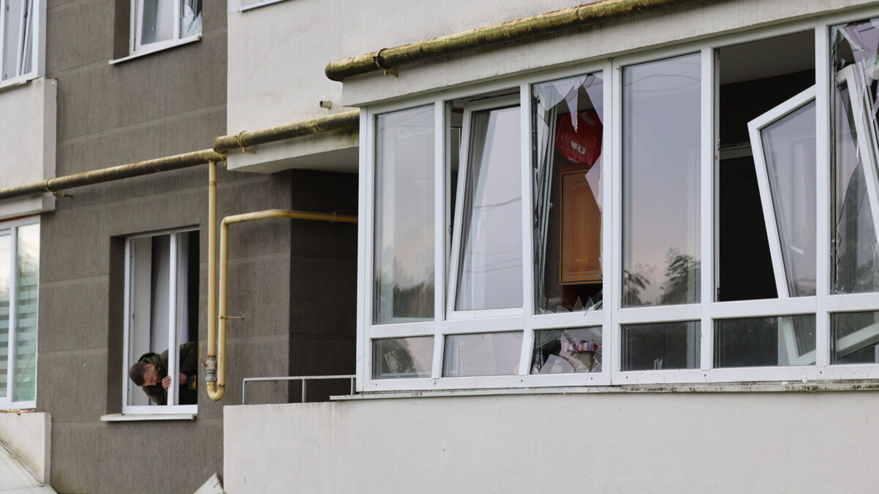 Пошкоджені вікна будівлі після обстрілу