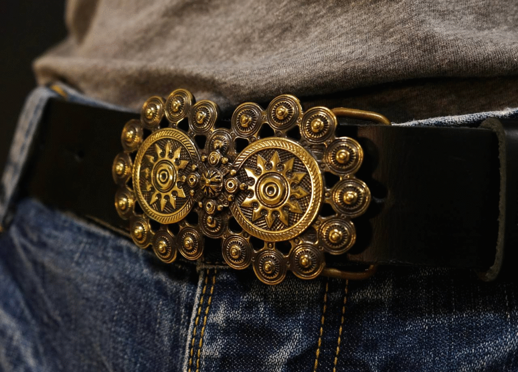 «Атрибутика впиралась тільки в тризуб, стяг і вишиванку»: як львів'яни почали першими в Україні виготовляти унікальні ремені - 6