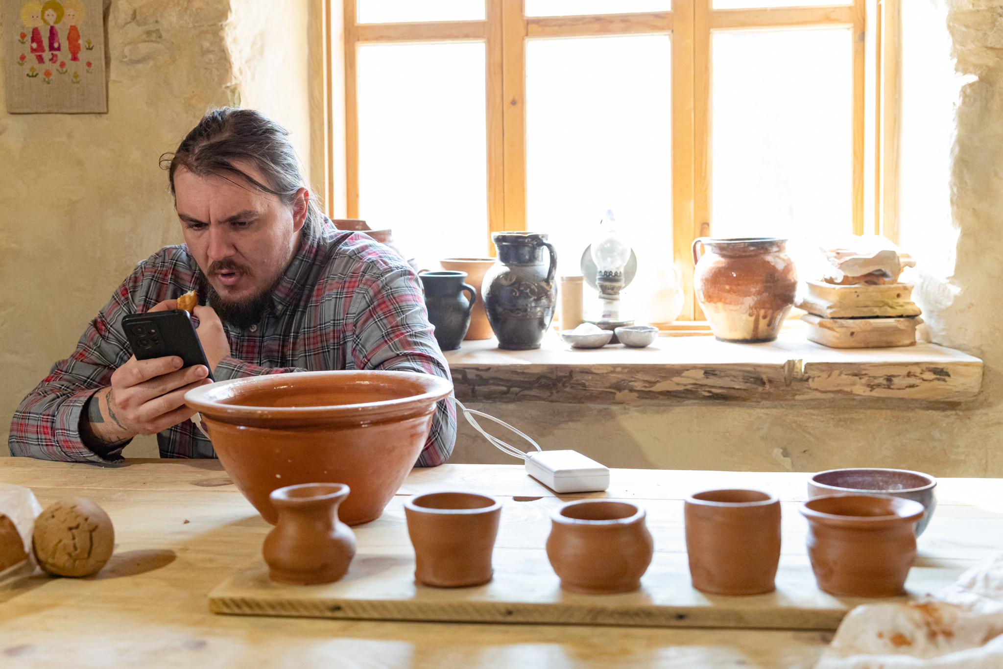 «Терапія мандрами»: захисники на реабілітації освоювали гончарство у Львівському скансені - 9