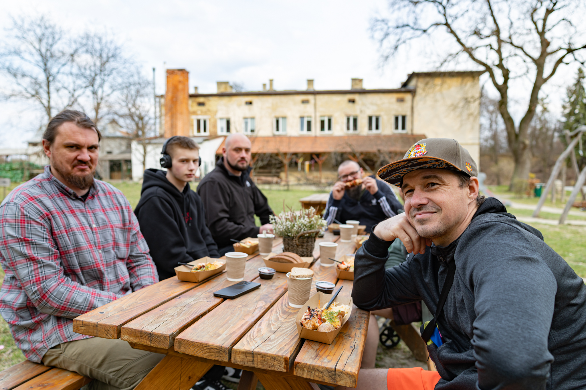 «Терапія мандрами»: захисники на реабілітації освоювали гончарство у Львівському скансені - 11