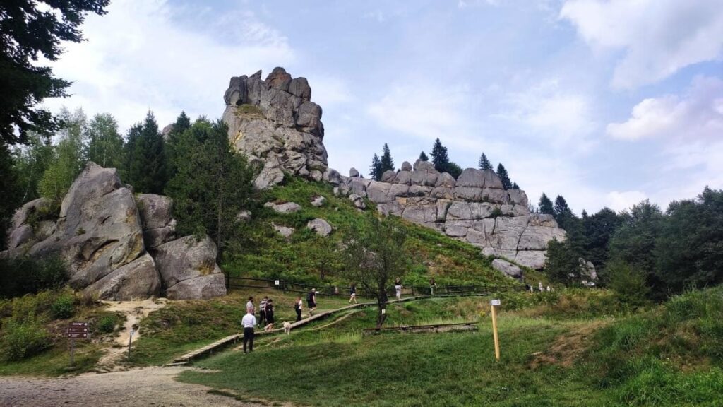 Скелі, де діяло радіо УПА, пустеля та церква XVII cтоліття: куди поїхати туристам на Львівщині - 2