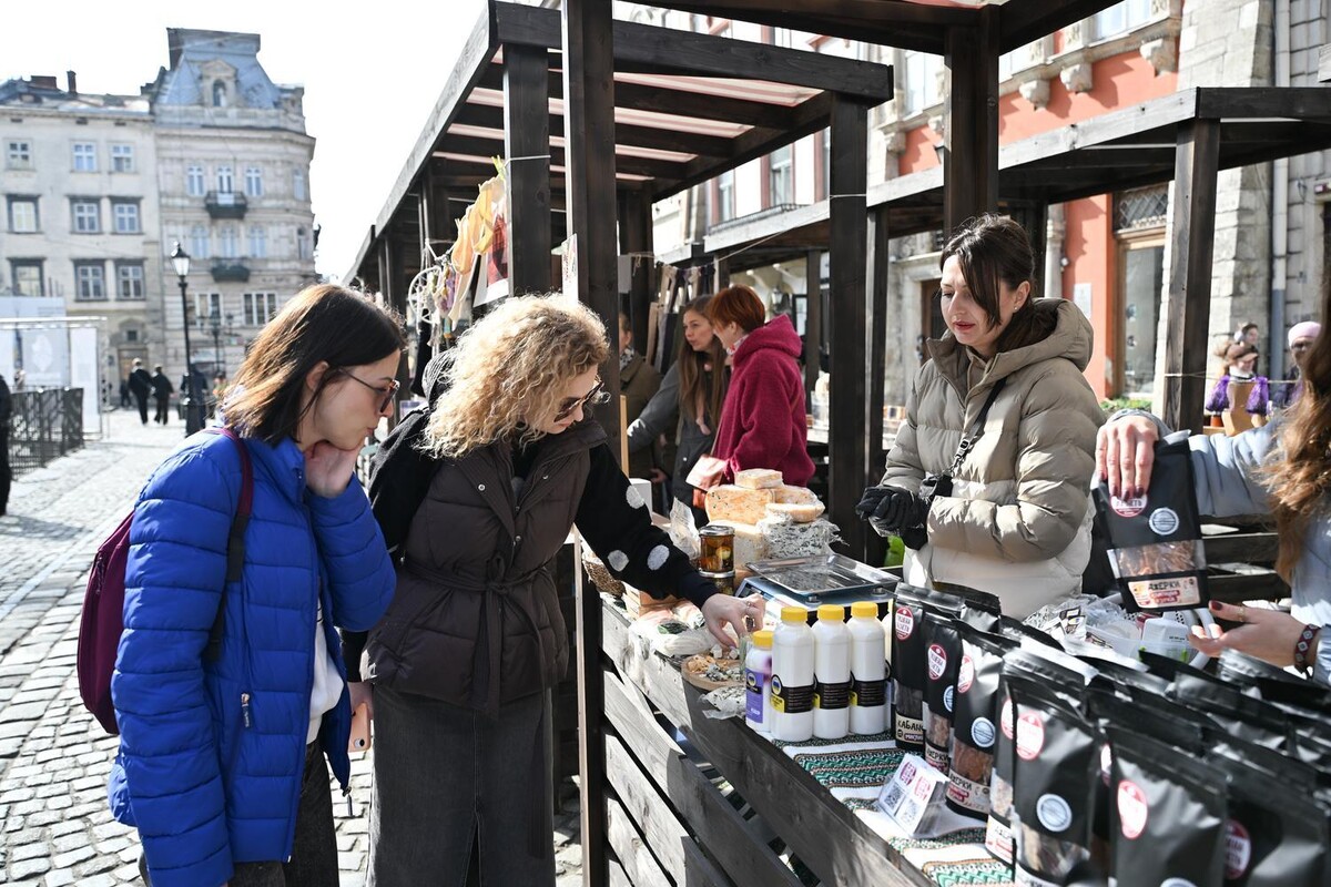 Ікони, шеврони, прикраси, делікатеси з м'яса: у Львові стартував Ветеранський ярмарок - 6