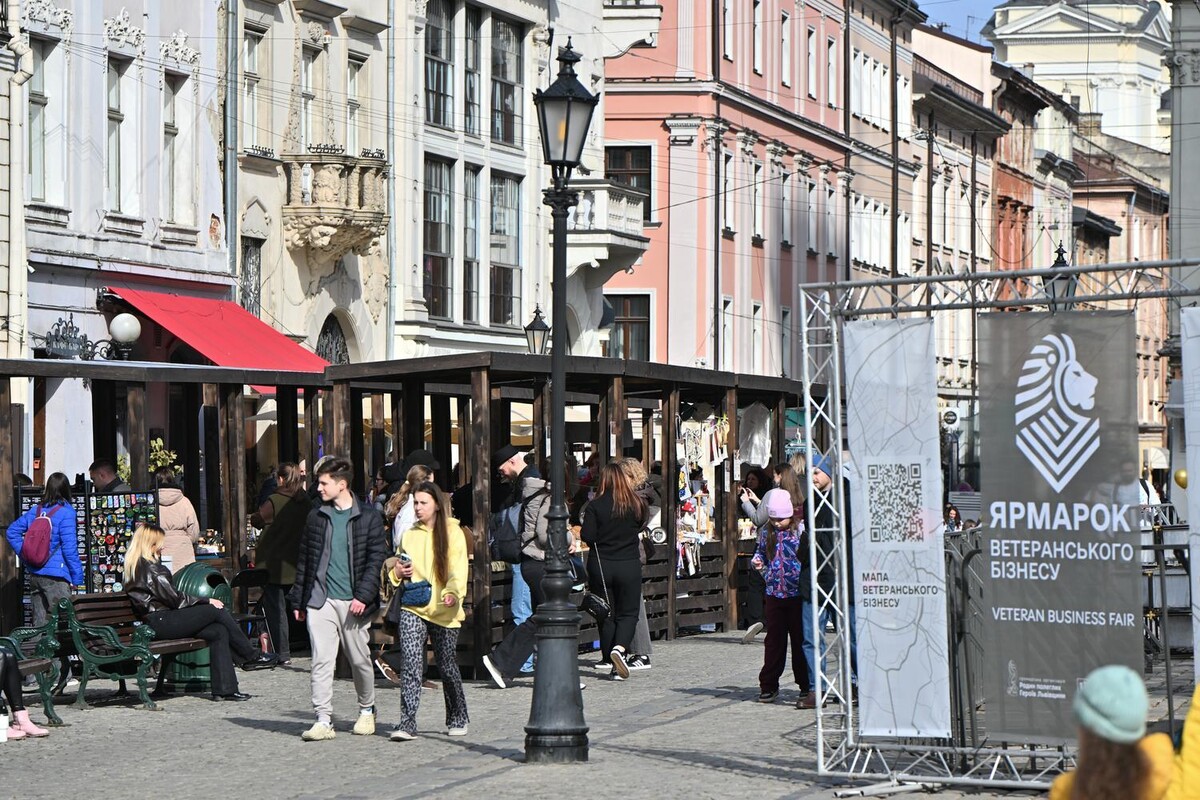 Ікони, шеврони, прикраси, делікатеси з м'яса: у Львові стартував Ветеранський ярмарок - 7
