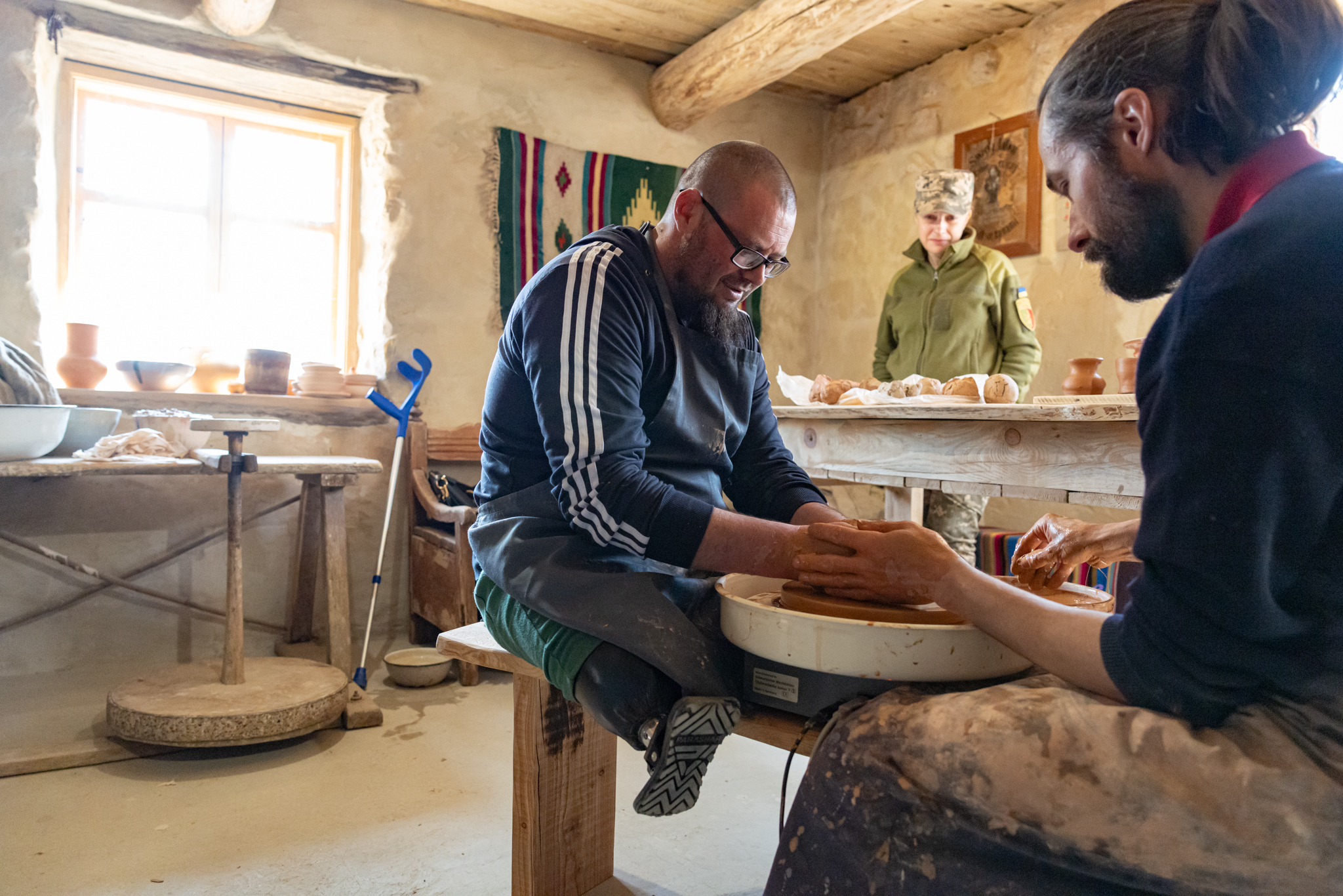 «Терапія мандрами»: захисники на реабілітації освоювали гончарство у Львівському скансені - 2