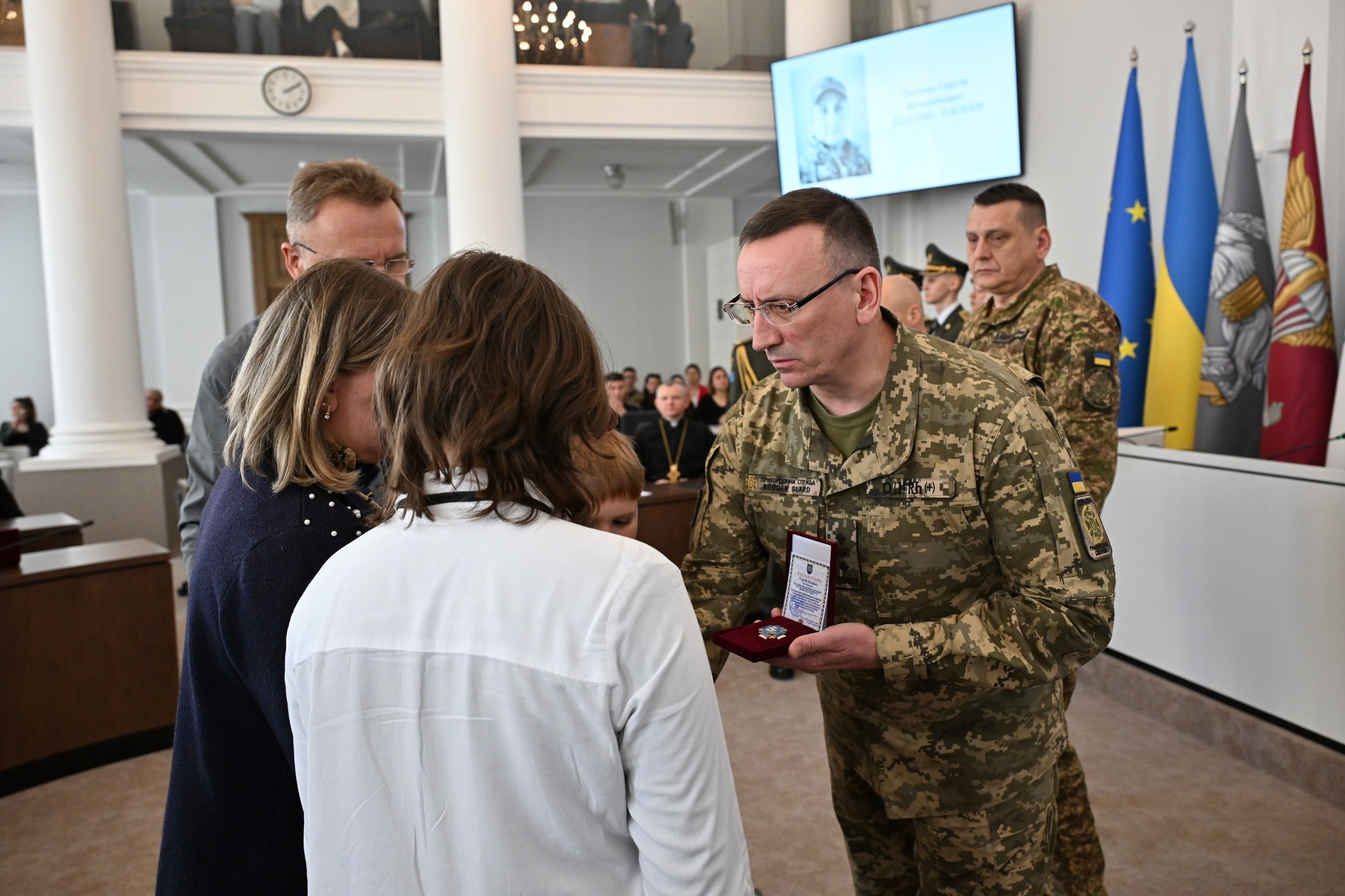 У Львові 35 захисників посмертно нагородили «Почесним знаком святого Юрія» - 6