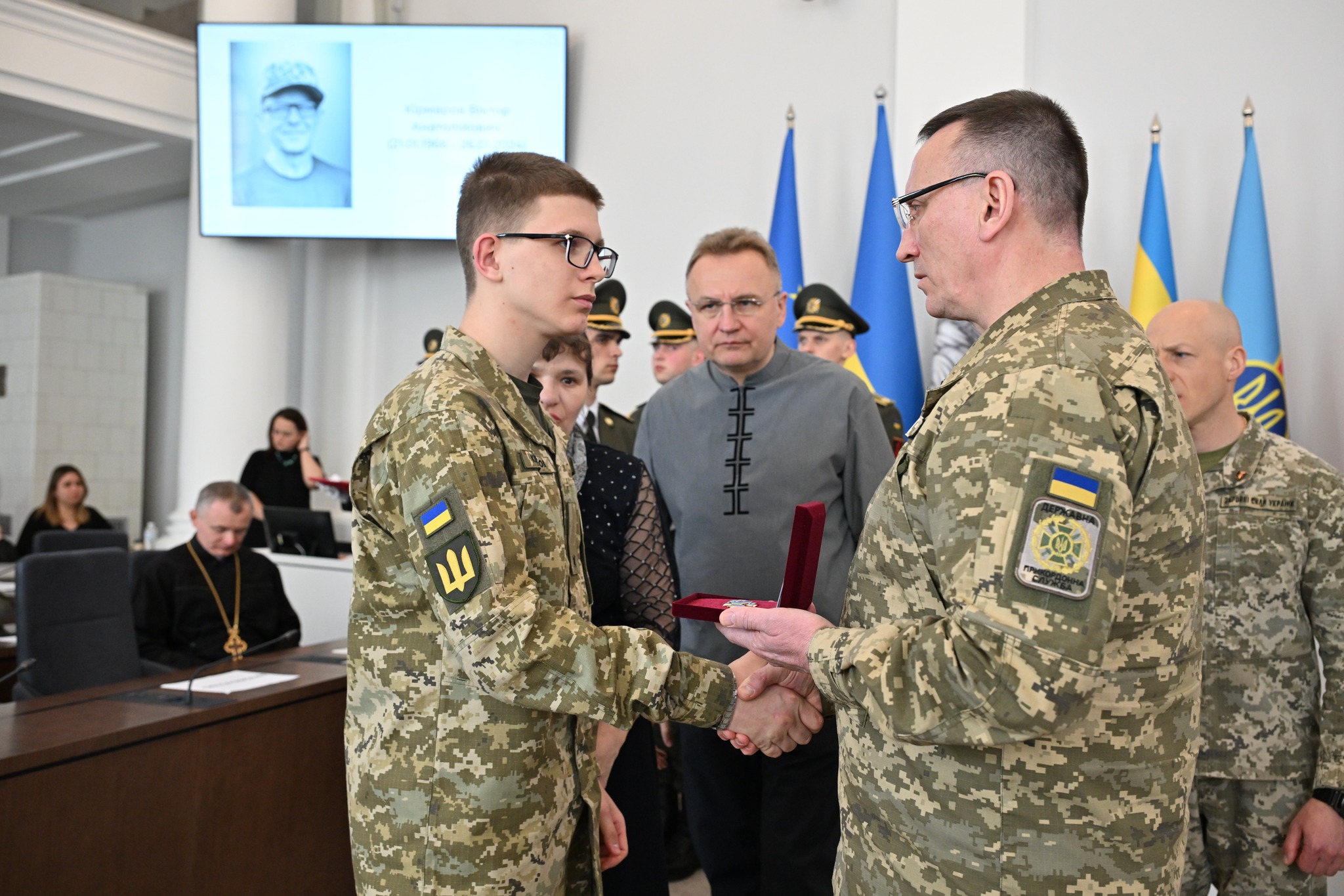У Львові 35 захисників посмертно нагородили «Почесним знаком святого Юрія» - 8