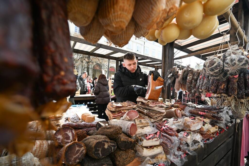 Ікони, шеврони, прикраси, делікатеси з м'яса: у Львові стартував Ветеранський ярмарок - 1