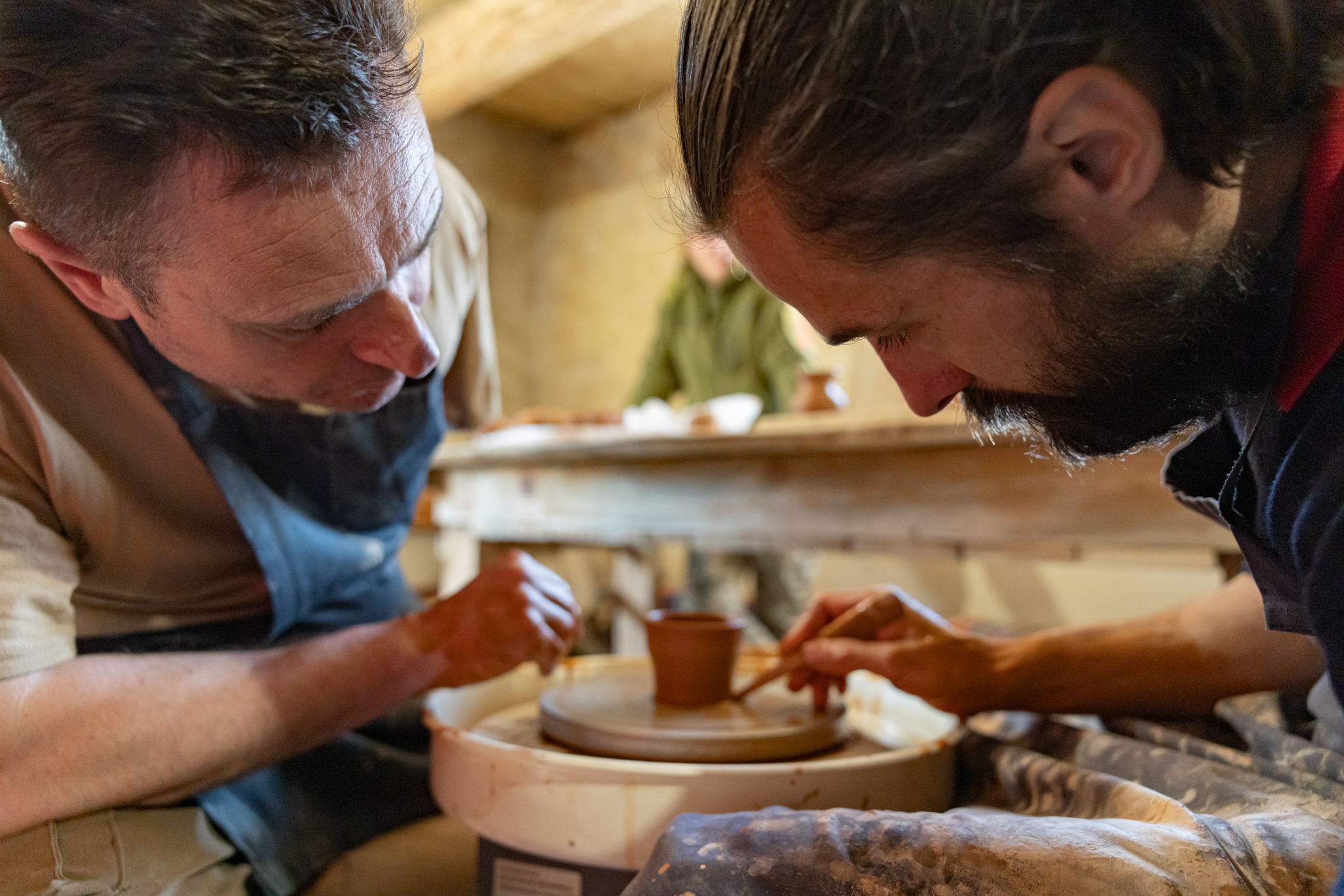 «Терапія мандрами»: захисники на реабілітації освоювали гончарство у Львівському скансені - 3