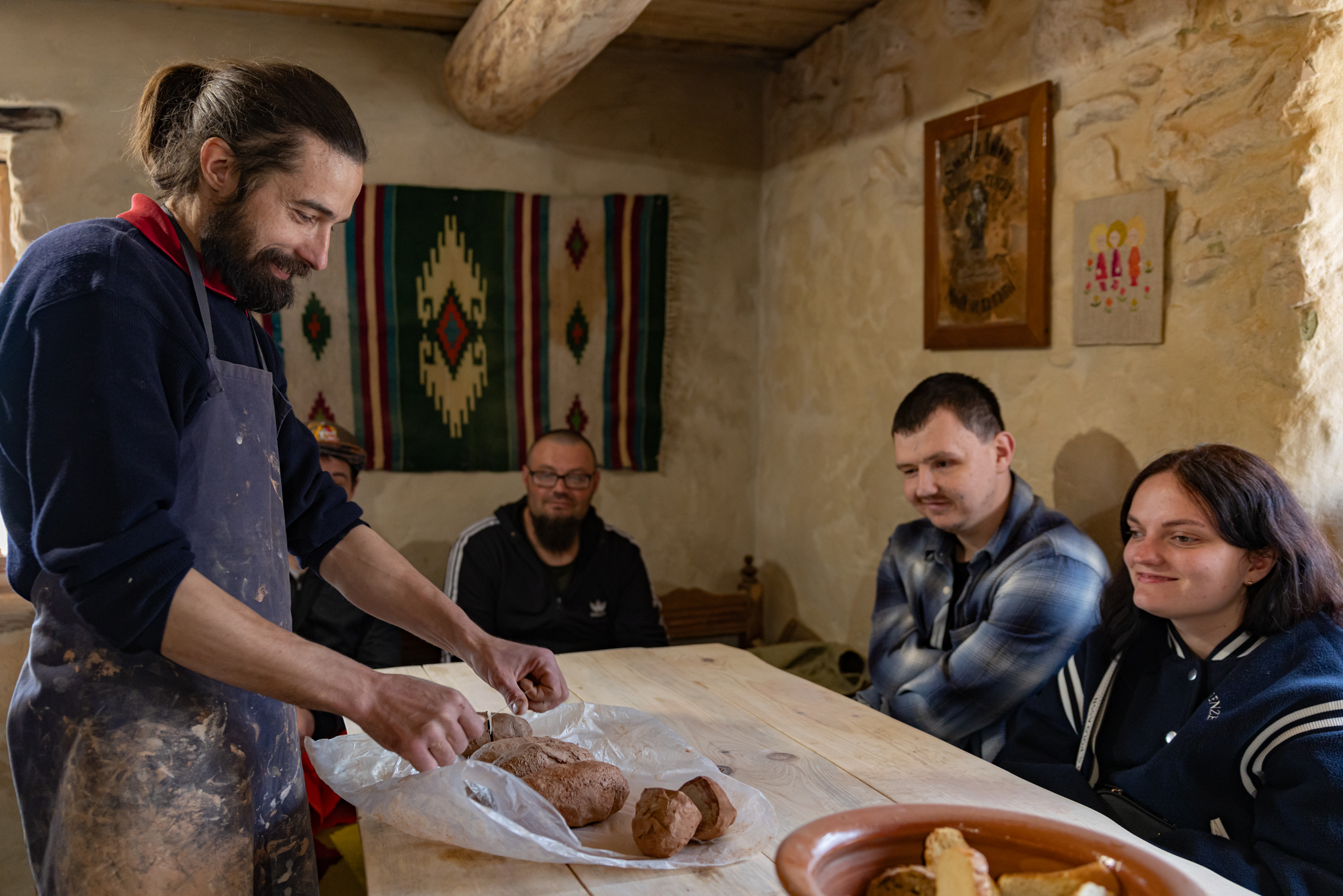 «Терапія мандрами»: захисники на реабілітації освоювали гончарство у Львівському скансені - 5