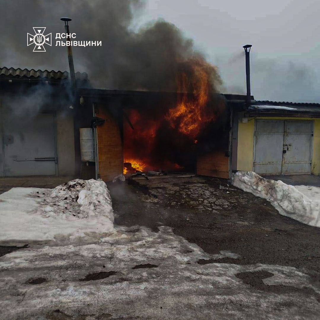На Львівщині за добу ліквідували три пожежі: горіли два авто та гараж - 2