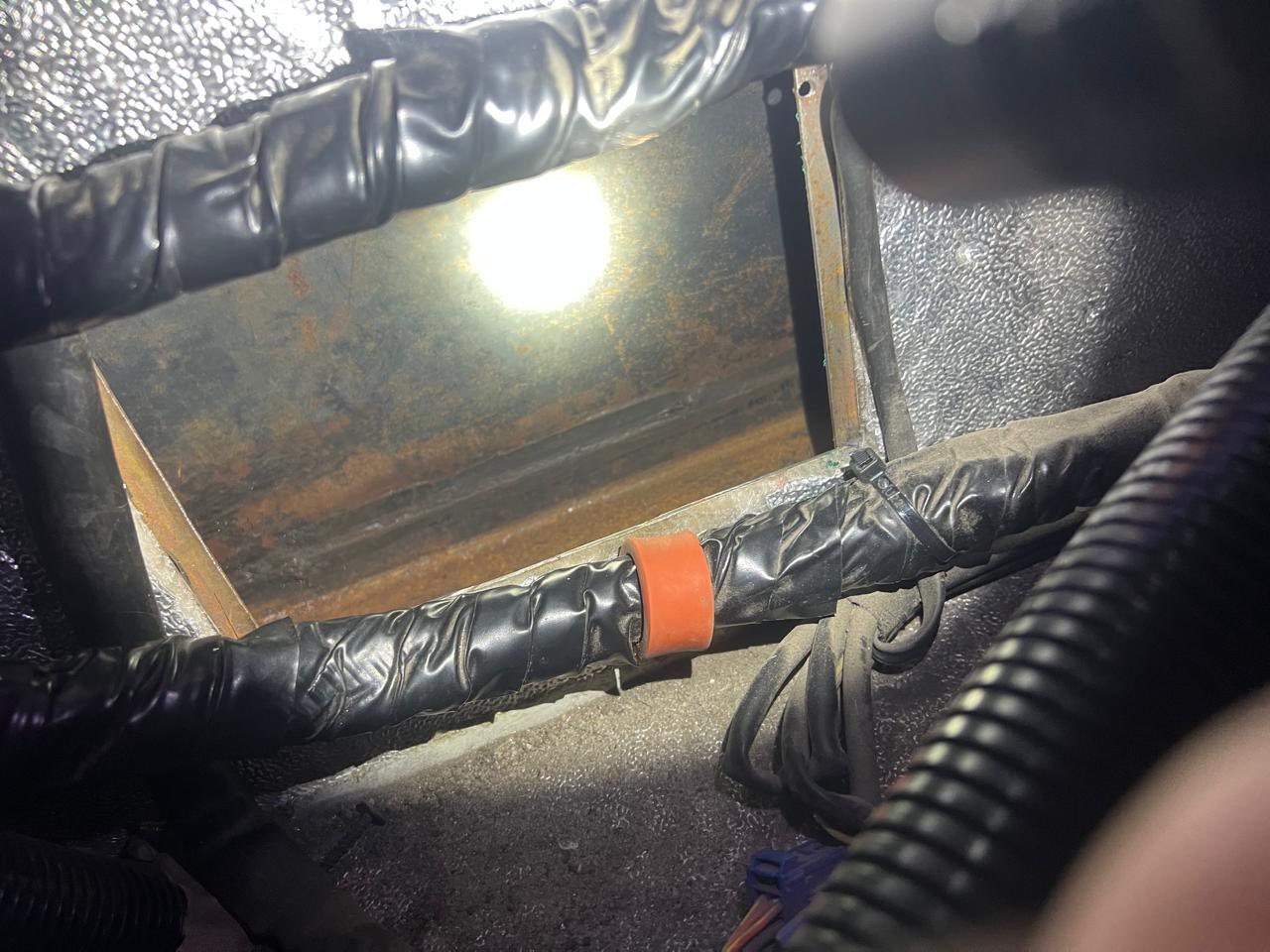 Львівські митники виявили в автобусі до Німеччини схованку з 250 пачками сигарет - 2