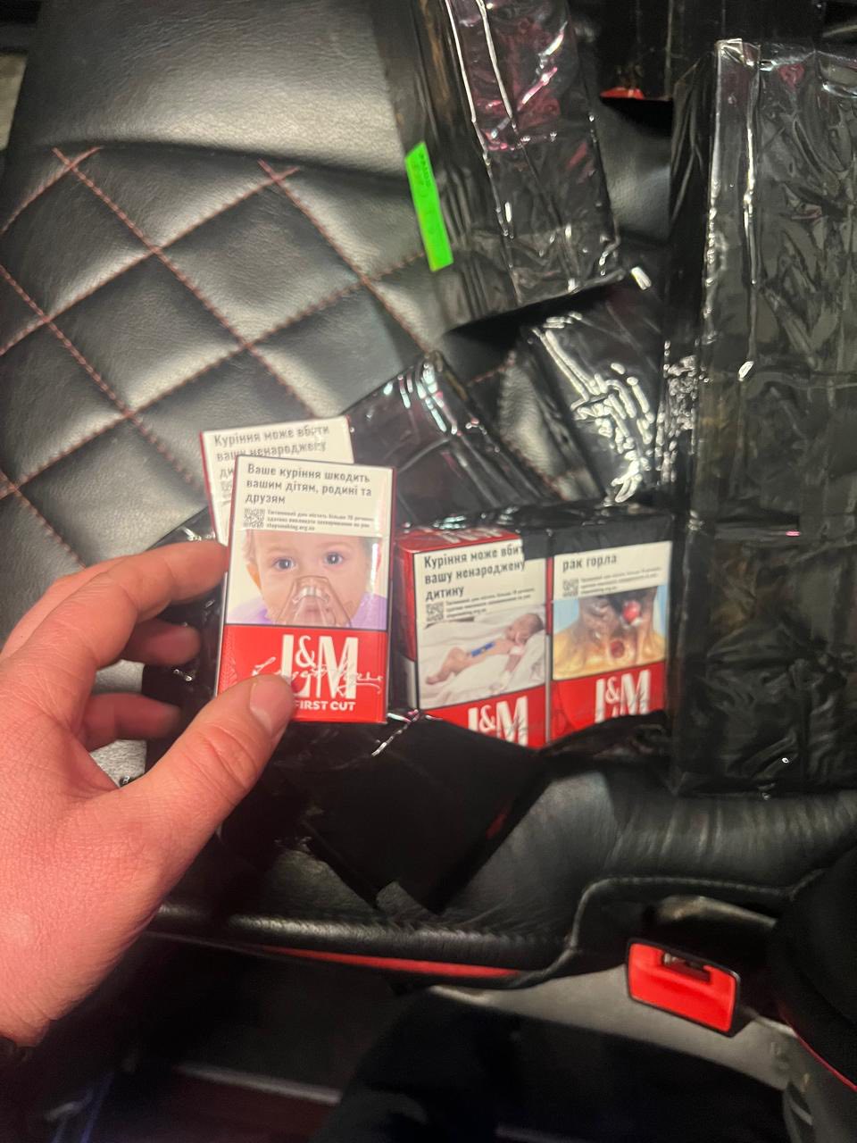 Львівські митники виявили в автобусі до Німеччини схованку з 250 пачками сигарет - 3