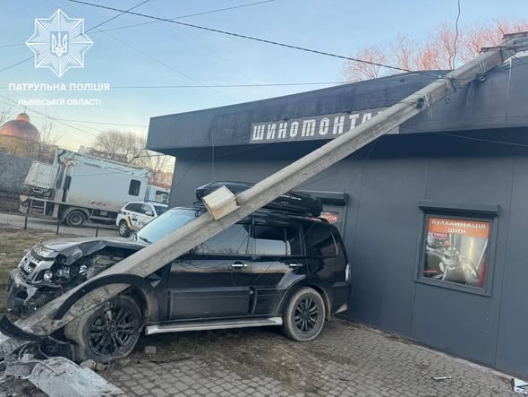 На Львівщині один водій дрифтував, інший був п’яний - обидва спричинили ДТП - 7