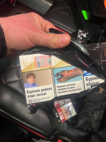 Львівські митники виявили в автобусі до Німеччини схованку з 250 пачками сигарет - 4