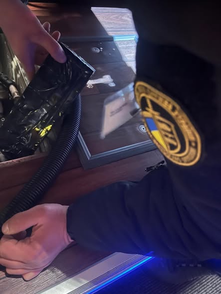 Львівські митники виявили в автобусі до Німеччини схованку з 250 пачками сигарет - 5