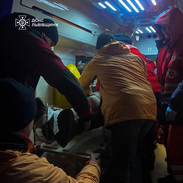 Львівські рятувальники допомогли туристу, який травмувався під час спуску з гори - 1