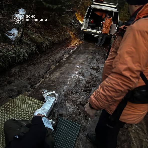 Львівські рятувальники допомогли туристу, який травмувався під час спуску з гори - 2
