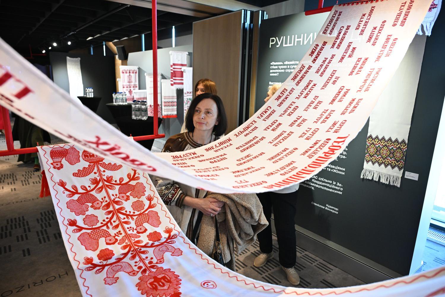 У Львові відкрили виставку «Рушник надії» - 1