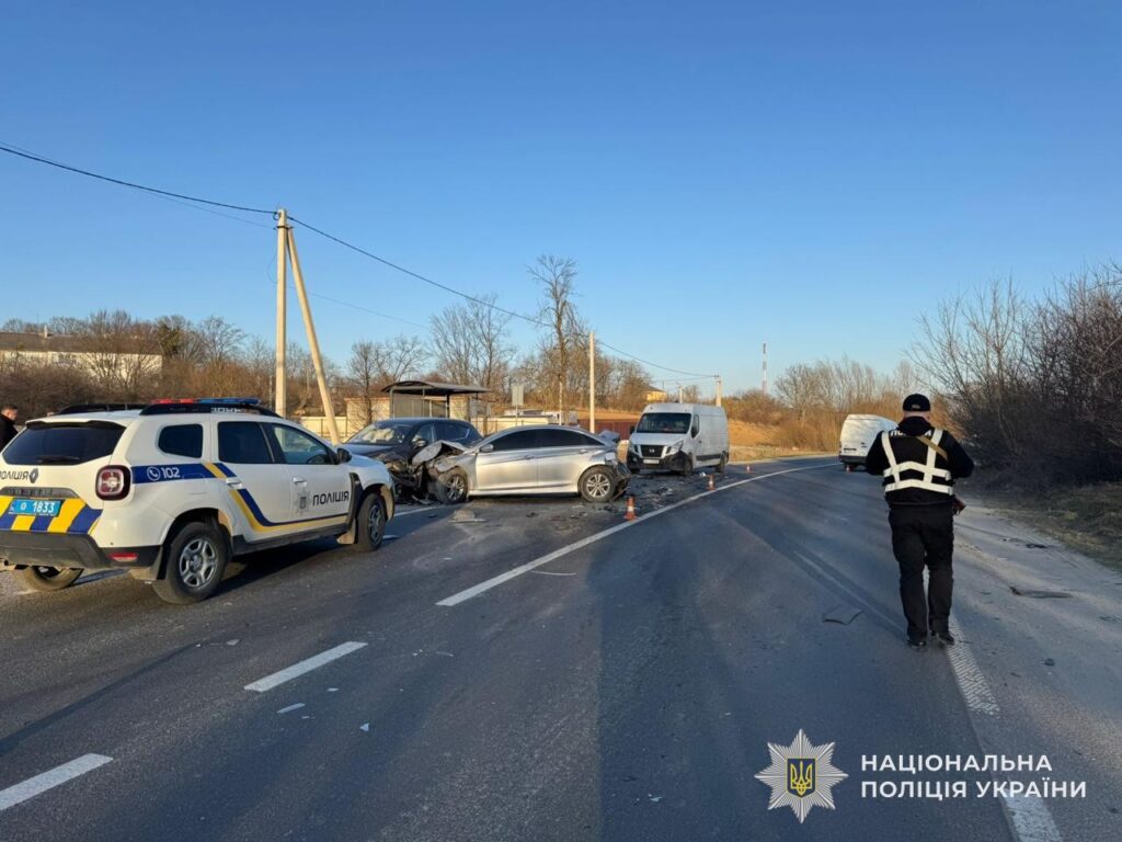 На Львівщині сталася ДТП за участі чотирьох авто: троє людей у лікарні - 1