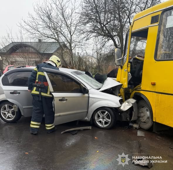 У Львівській області Chevrolet зіткнувся з маршруткою: четверо травмованих - 1