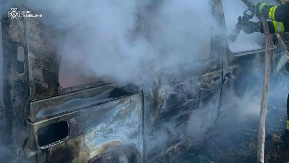 У Яворівському районі згорів автомобіль: пожежу гасили понад пів години - 2