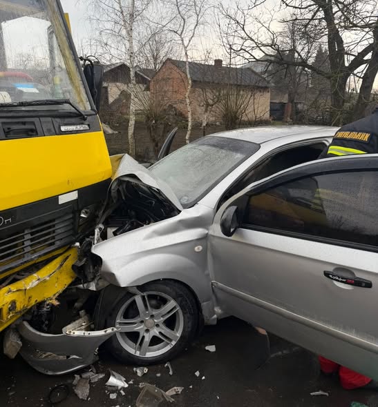 У Львівській області Chevrolet зіткнувся з маршруткою: четверо травмованих - 2