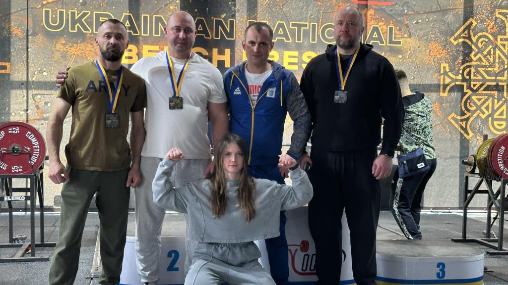 спортсмени з жиму лежачи