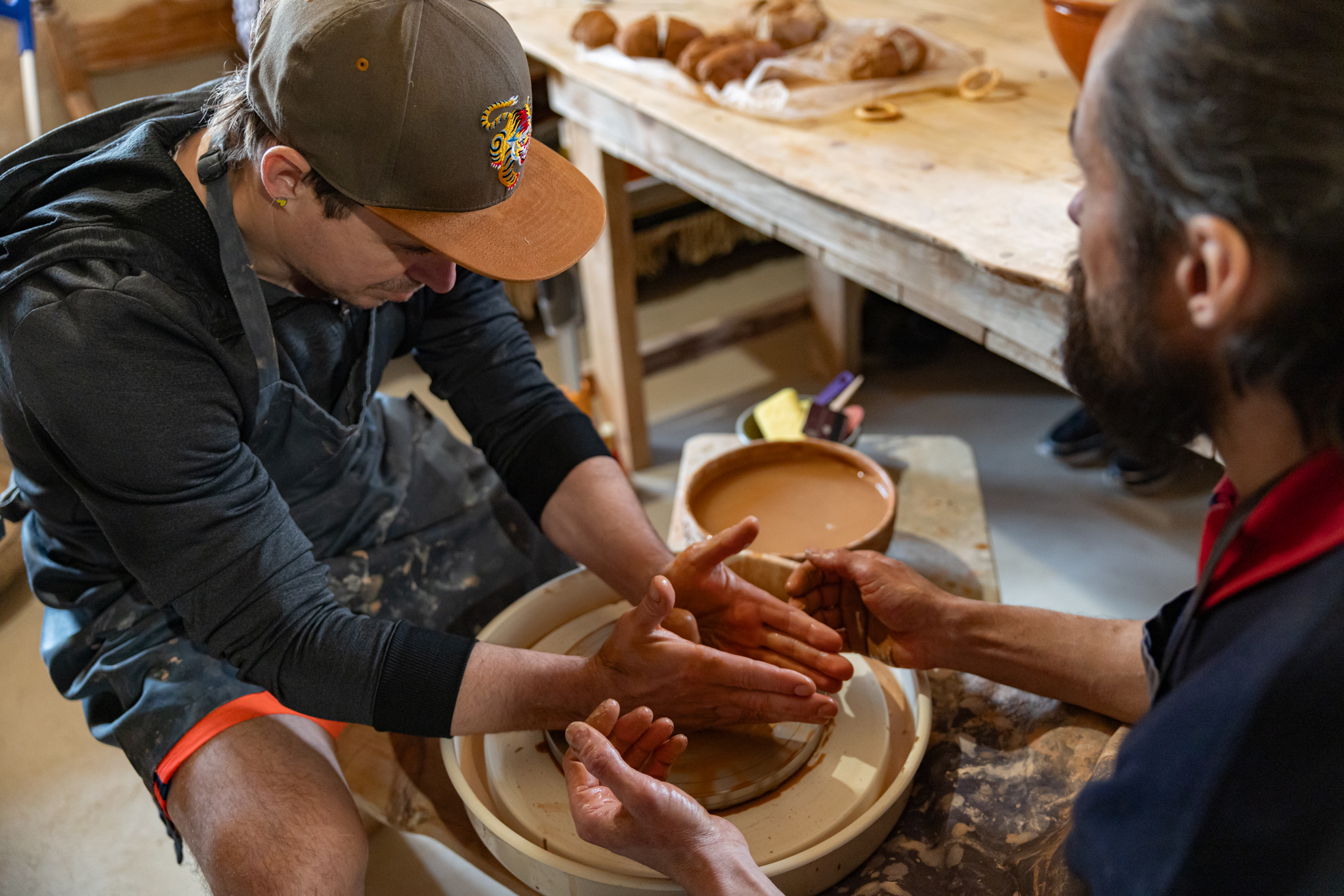 «Терапія мандрами»: захисники на реабілітації освоювали гончарство у Львівському скансені - 6