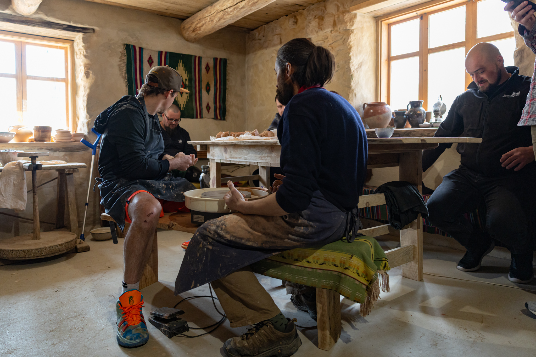 «Терапія мандрами»: захисники на реабілітації освоювали гончарство у Львівському скансені - 7