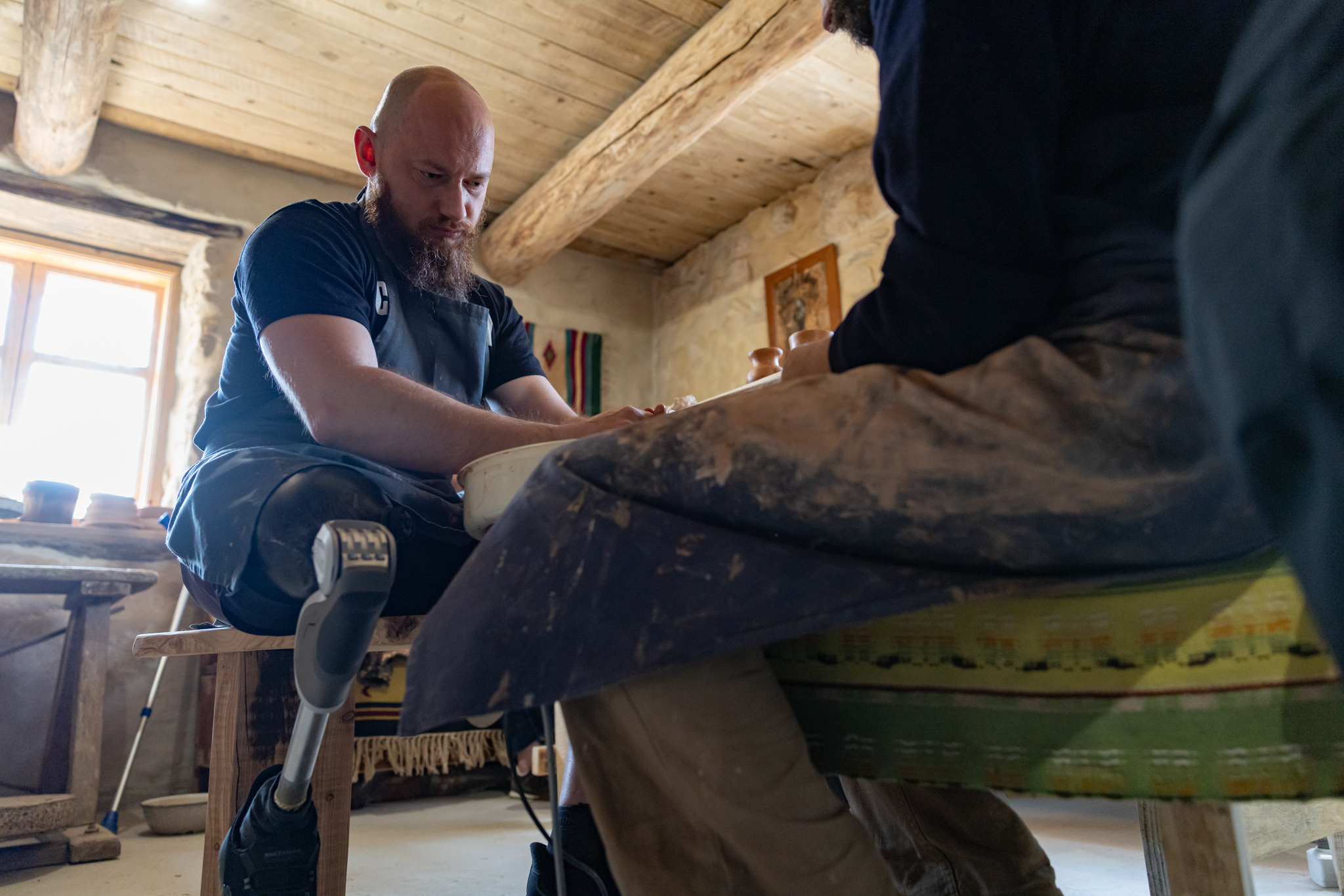 «Терапія мандрами»: захисники на реабілітації освоювали гончарство у Львівському скансені - 8