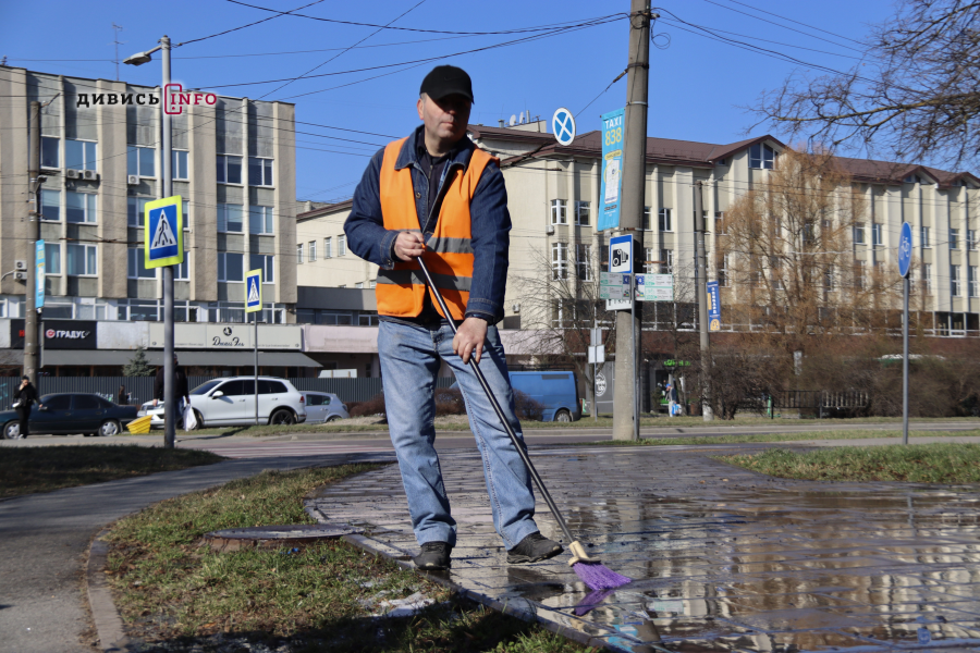 Як у Львові прибирають вулиці після зими (фото) - 1